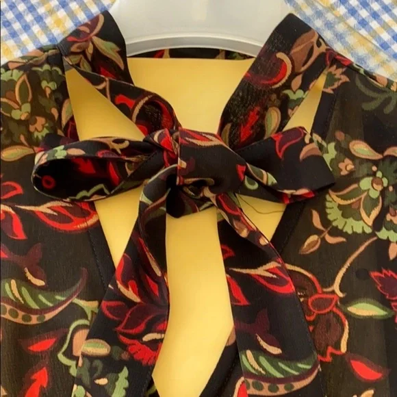 Floral Sleeveless Top - Black and Red - Picture 2 of 6